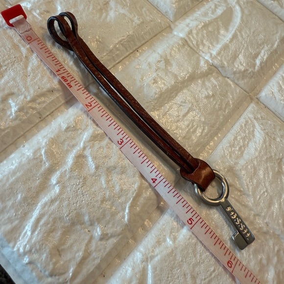 FOSSIL Silver KEY Brown LEATHER Strap Key Fob Bag Charm Keychain Hang Tag - Picture 5 of 5